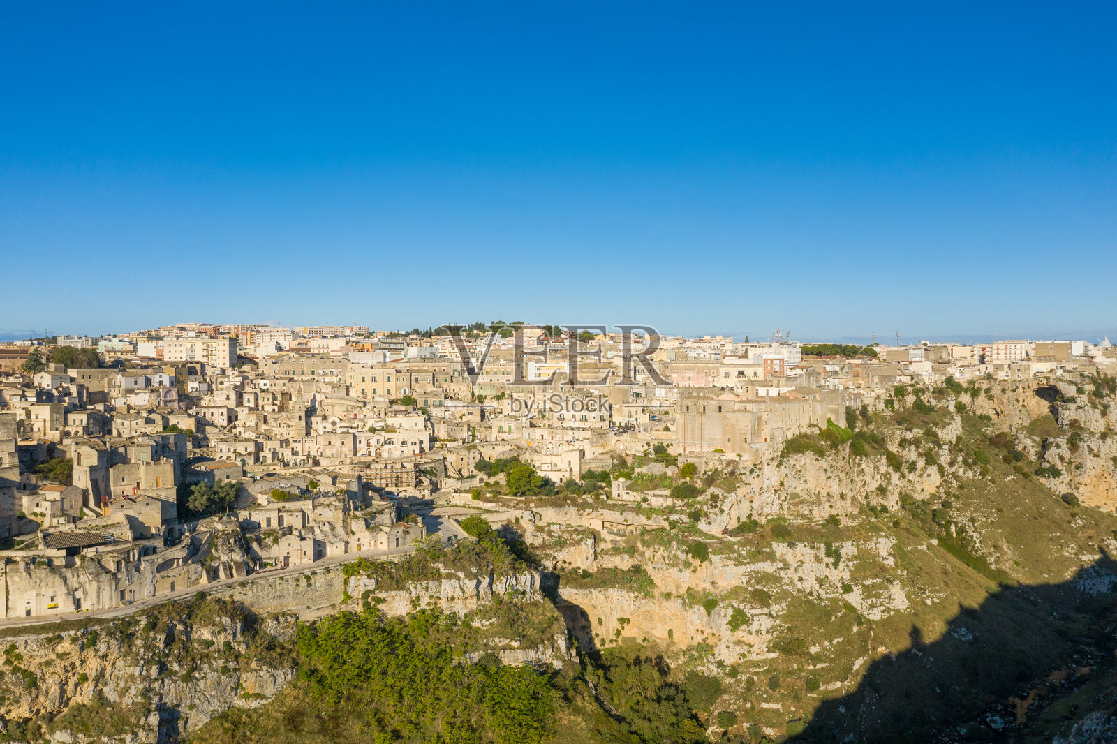 马泰拉历史城景,坐落于石灰岩悬崖之上照片摄影图片