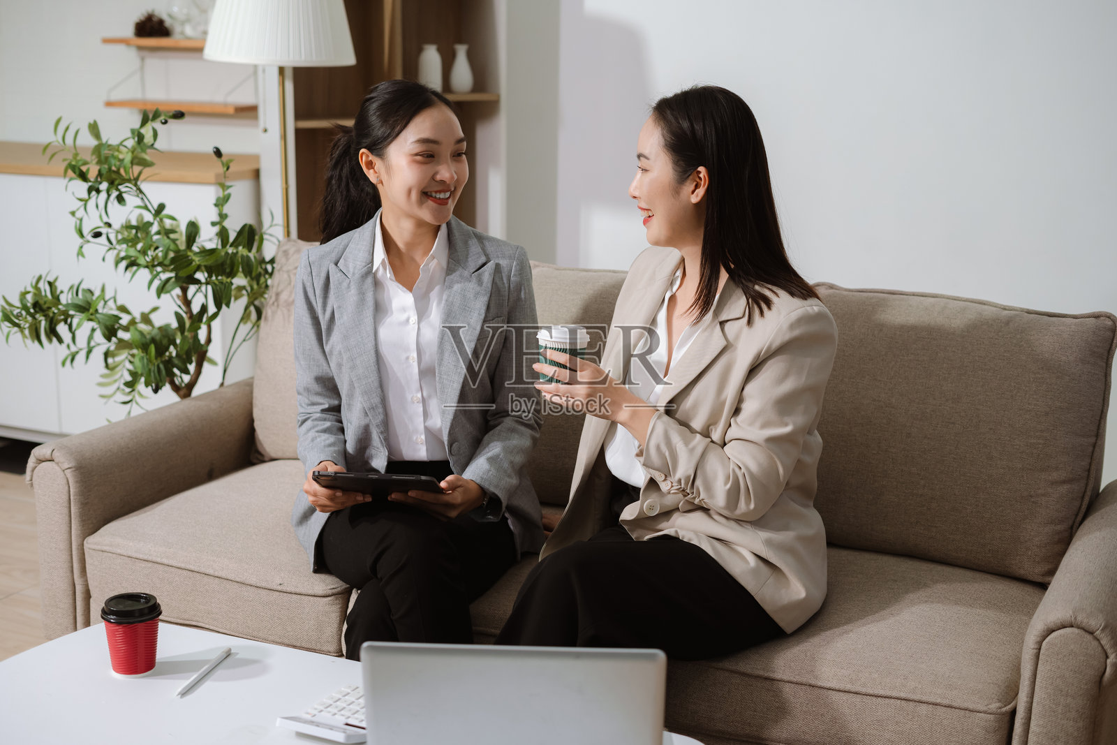 亚洲商务团队在办公室里为一个项目工作,或者正在审查和讨论一个商务项目。照片摄影图片