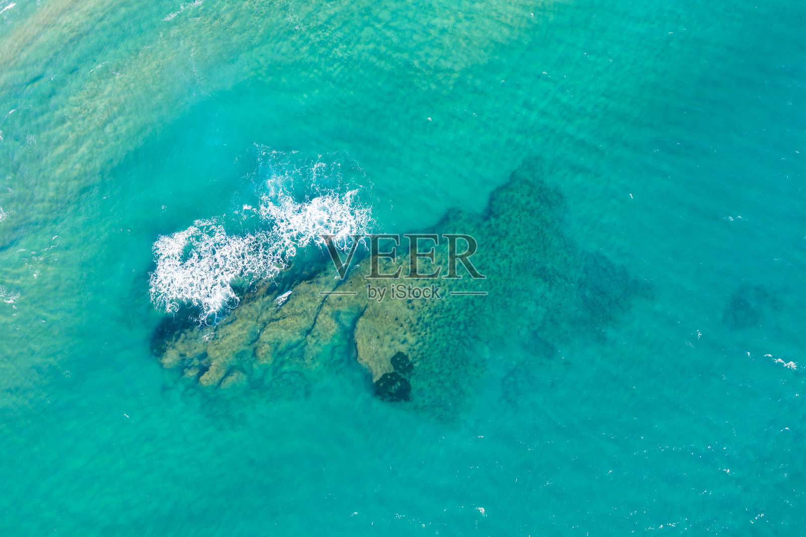 碧海中的岩石露头航拍图照片摄影图片