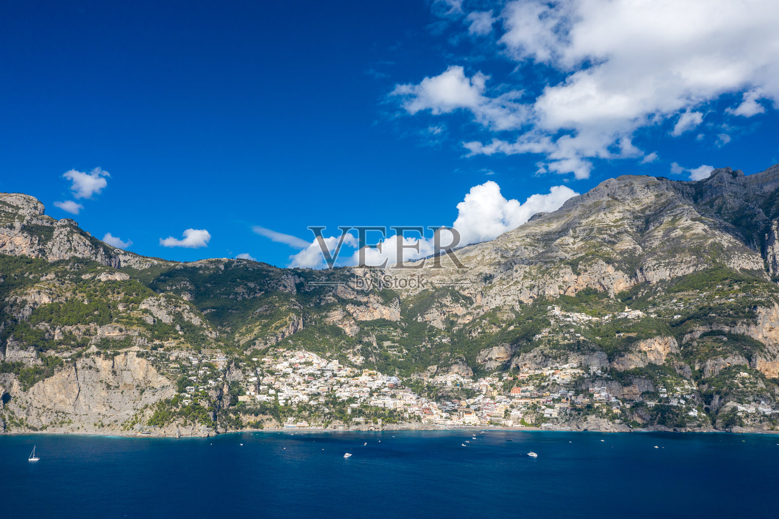 崎岖的山脉下方的波西塔诺村庄照片摄影图片