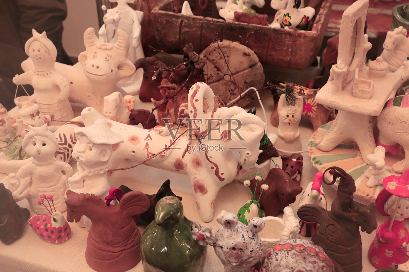 手工制作的民间风格陶瓷玩偶,适合工艺内容和民族设计照片摄影图片