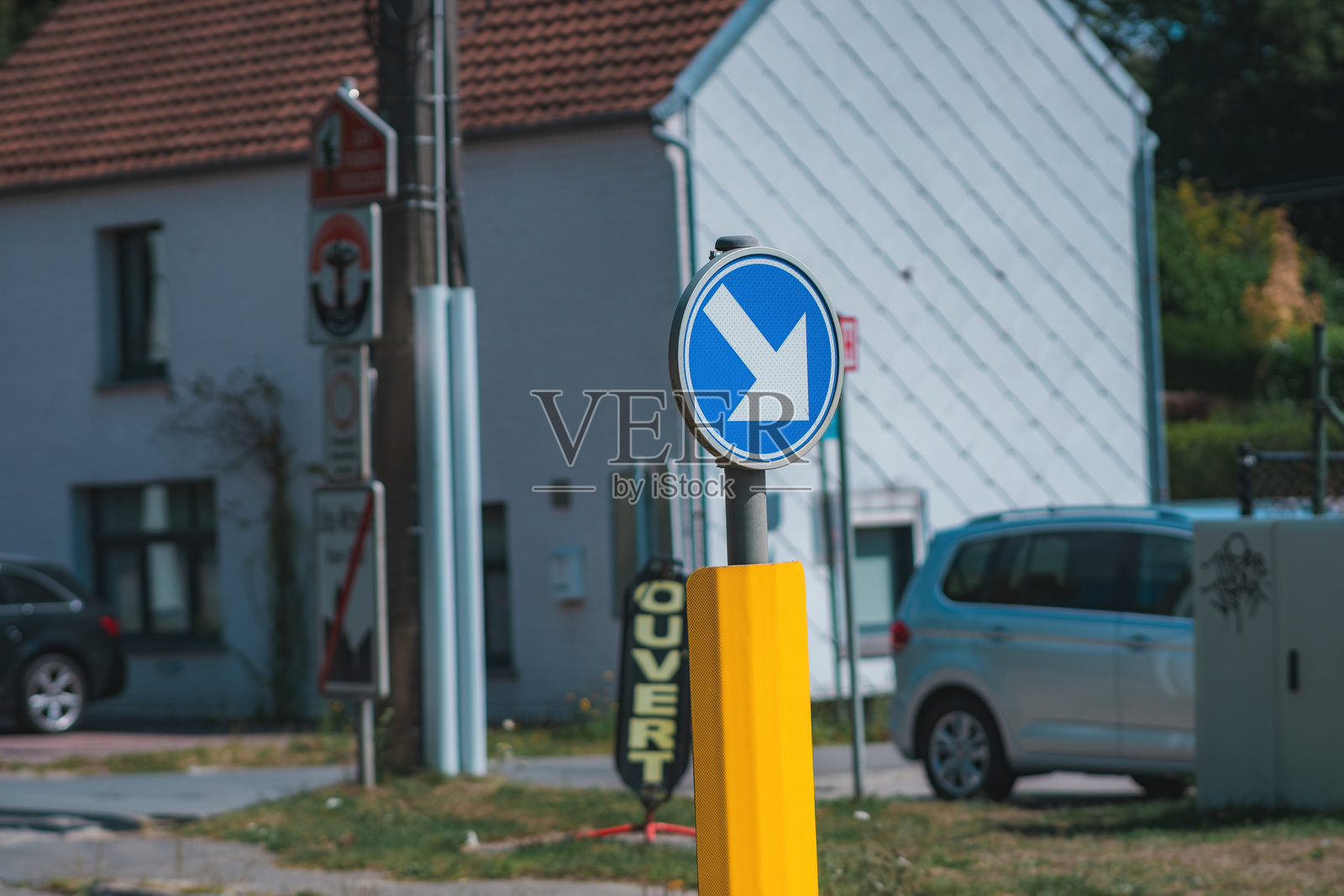 2025年8月20日,比利时洛洛伊斯。镇上主干道上的交通标志照片摄影图片