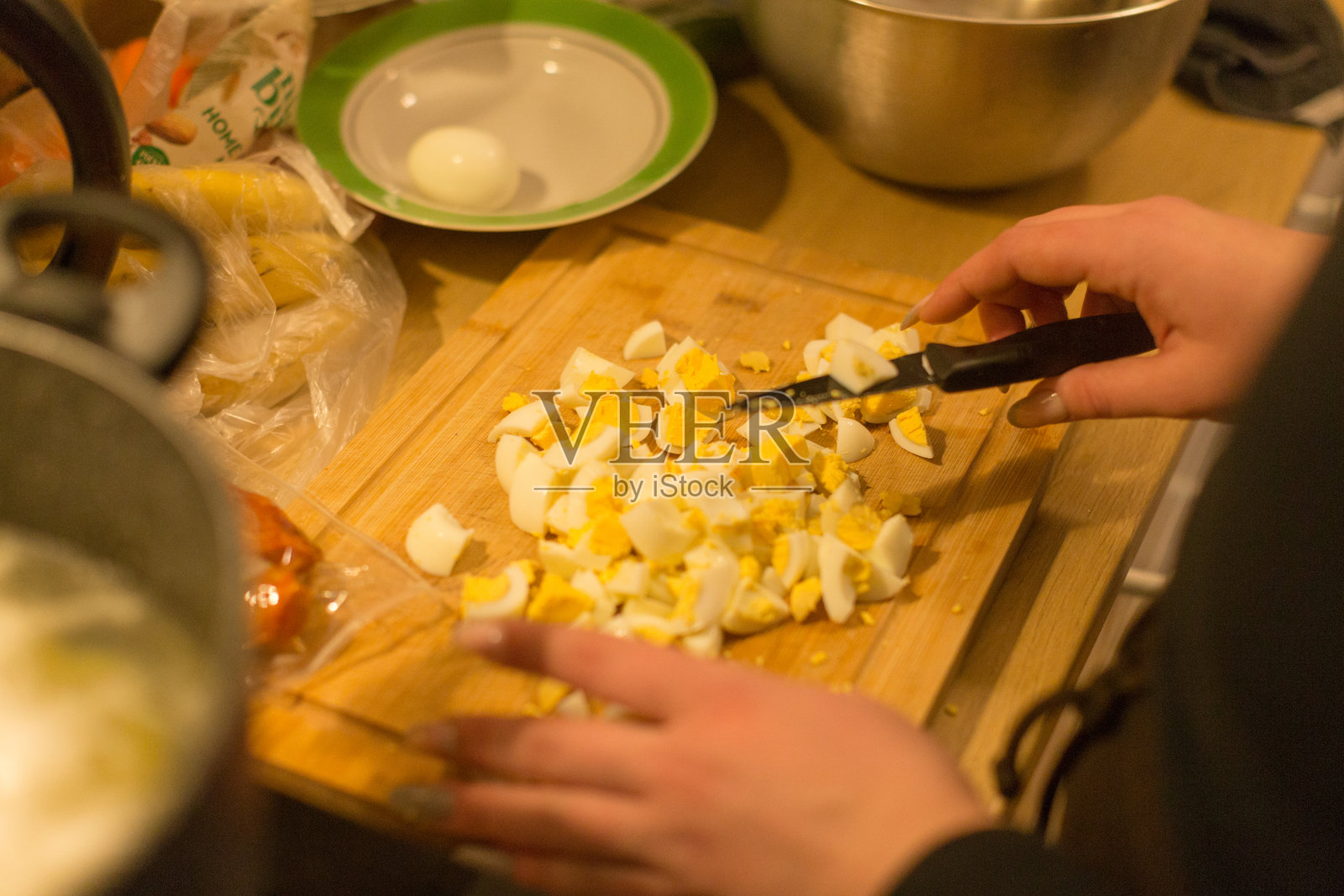 快节奏的场景,切开并收集煮熟的鸡蛋,为家庭聚餐做准备照片摄影图片