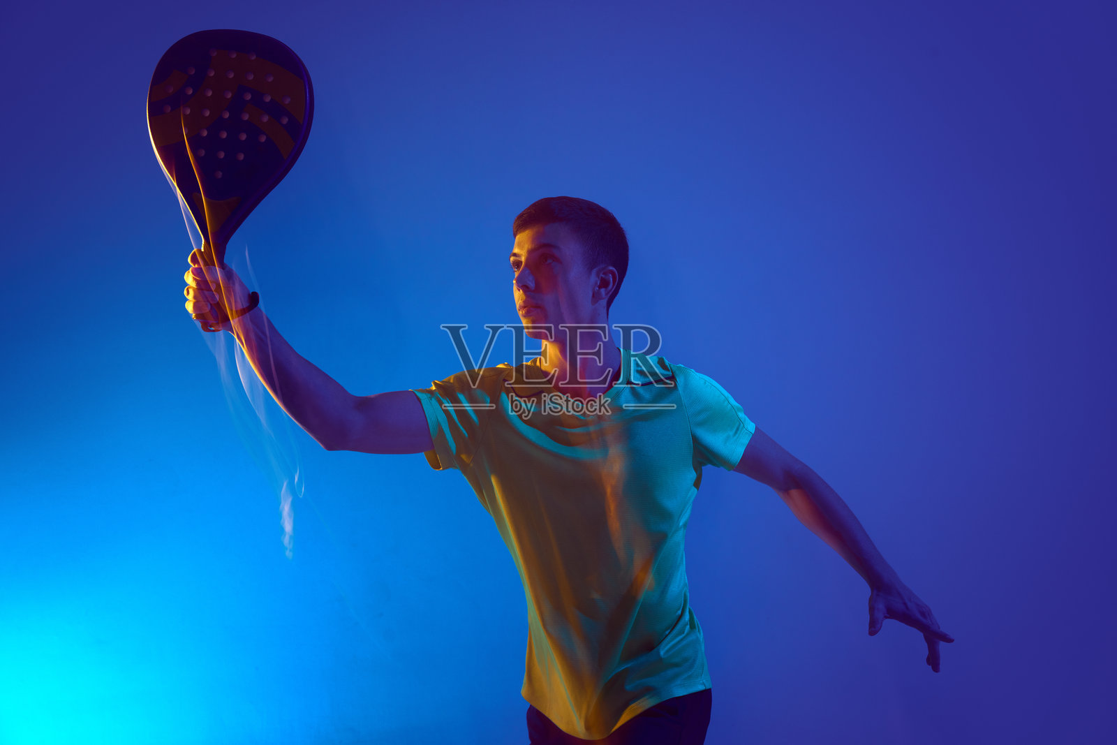 使用模糊运动描绘的向上挥拍,象征着雄心壮志和对成长的追求。照片摄影图片