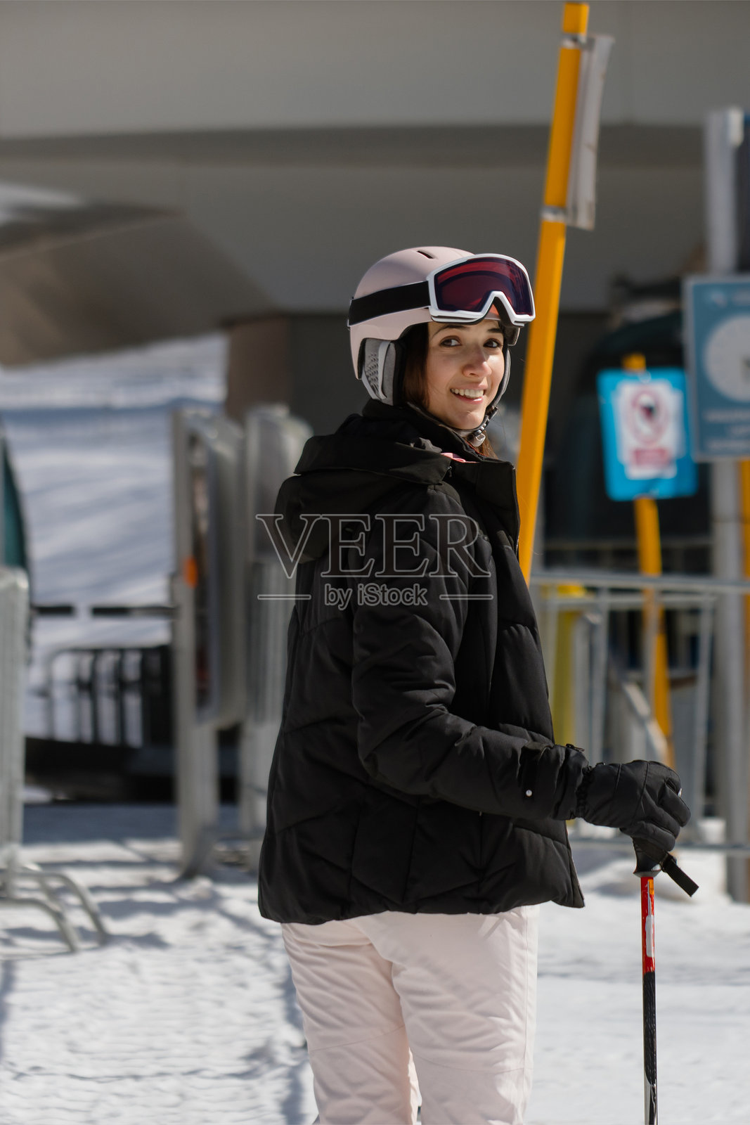 年轻女子在山坡上享受滑雪假期照片摄影图片