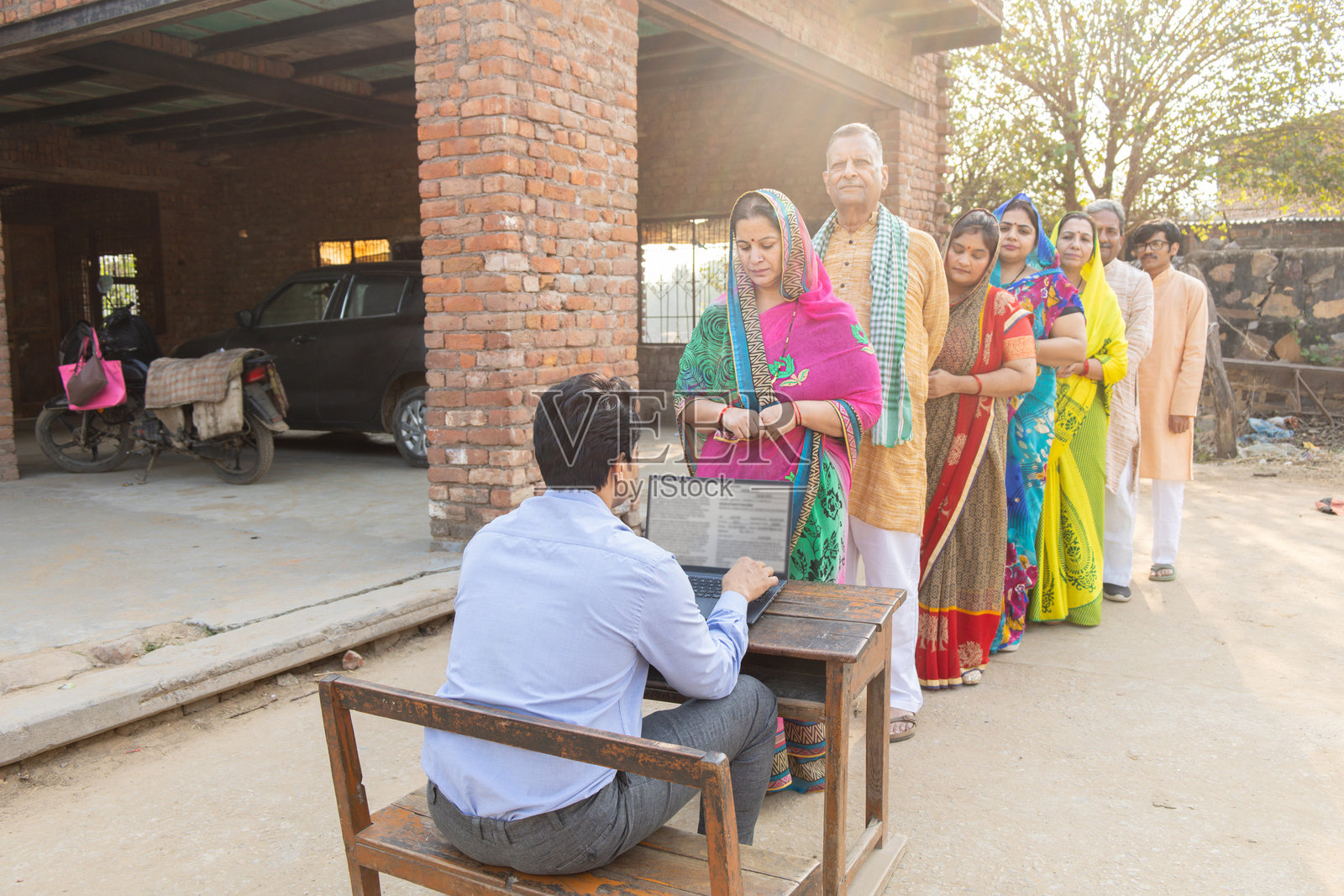 农村排队等候身份验证以享受政府福利的印度民众照片摄影图片