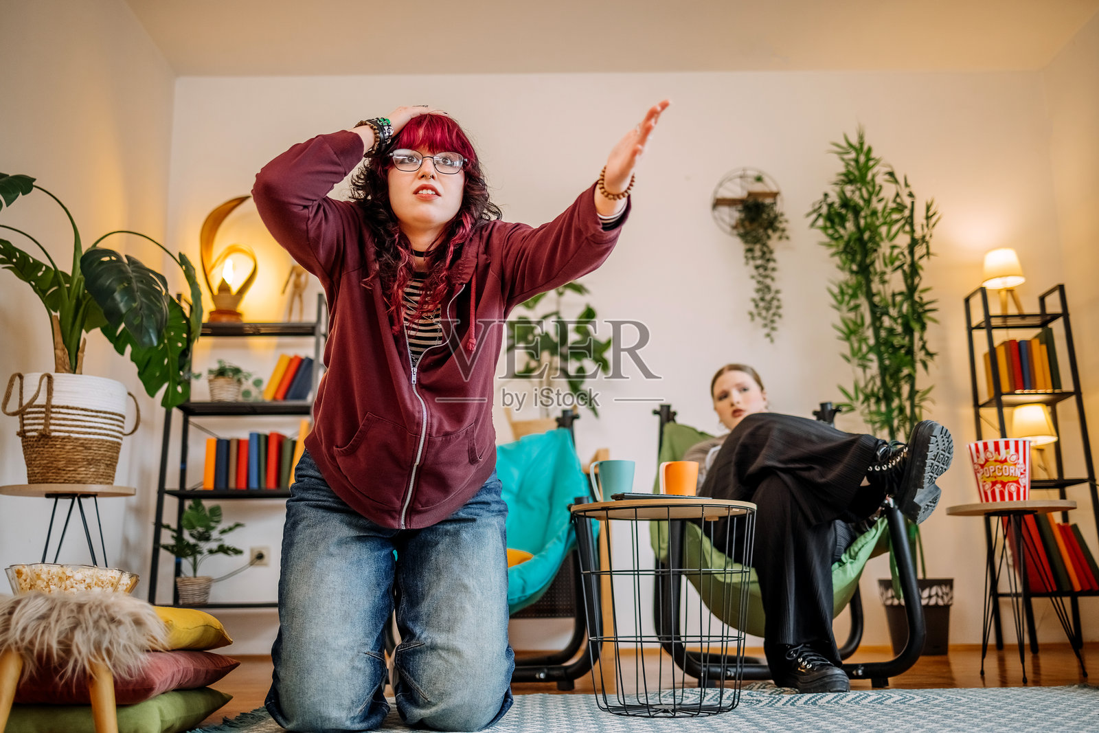 一群女性朋友在家一起看电影,享受着愉快的时光照片摄影图片