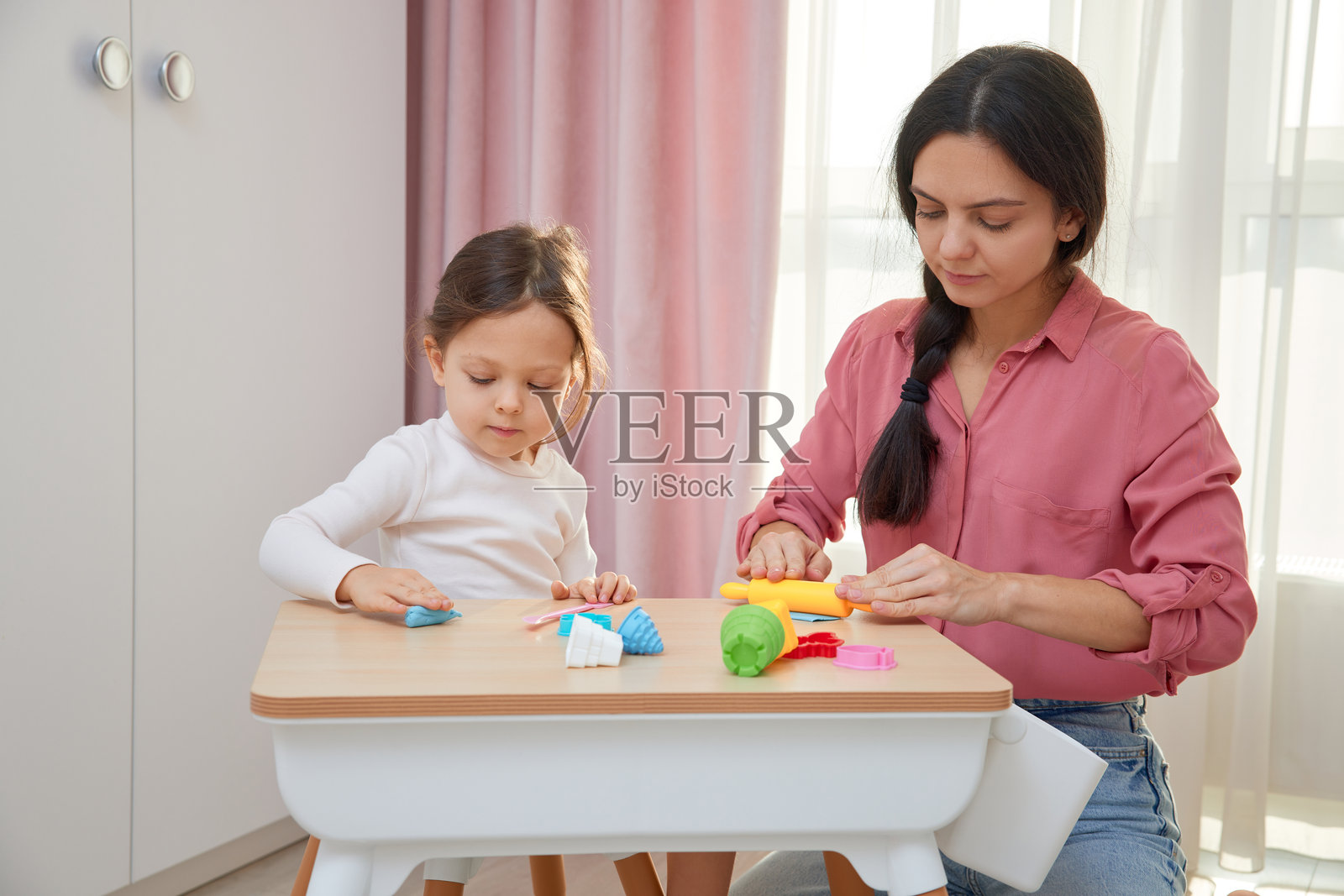 母亲和孩子在家玩橡皮泥照片摄影图片