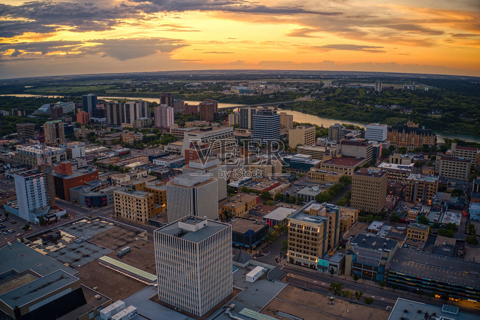 从空中俯瞰萨斯喀彻温省萨斯卡通市的黄昏景色照片摄影图片