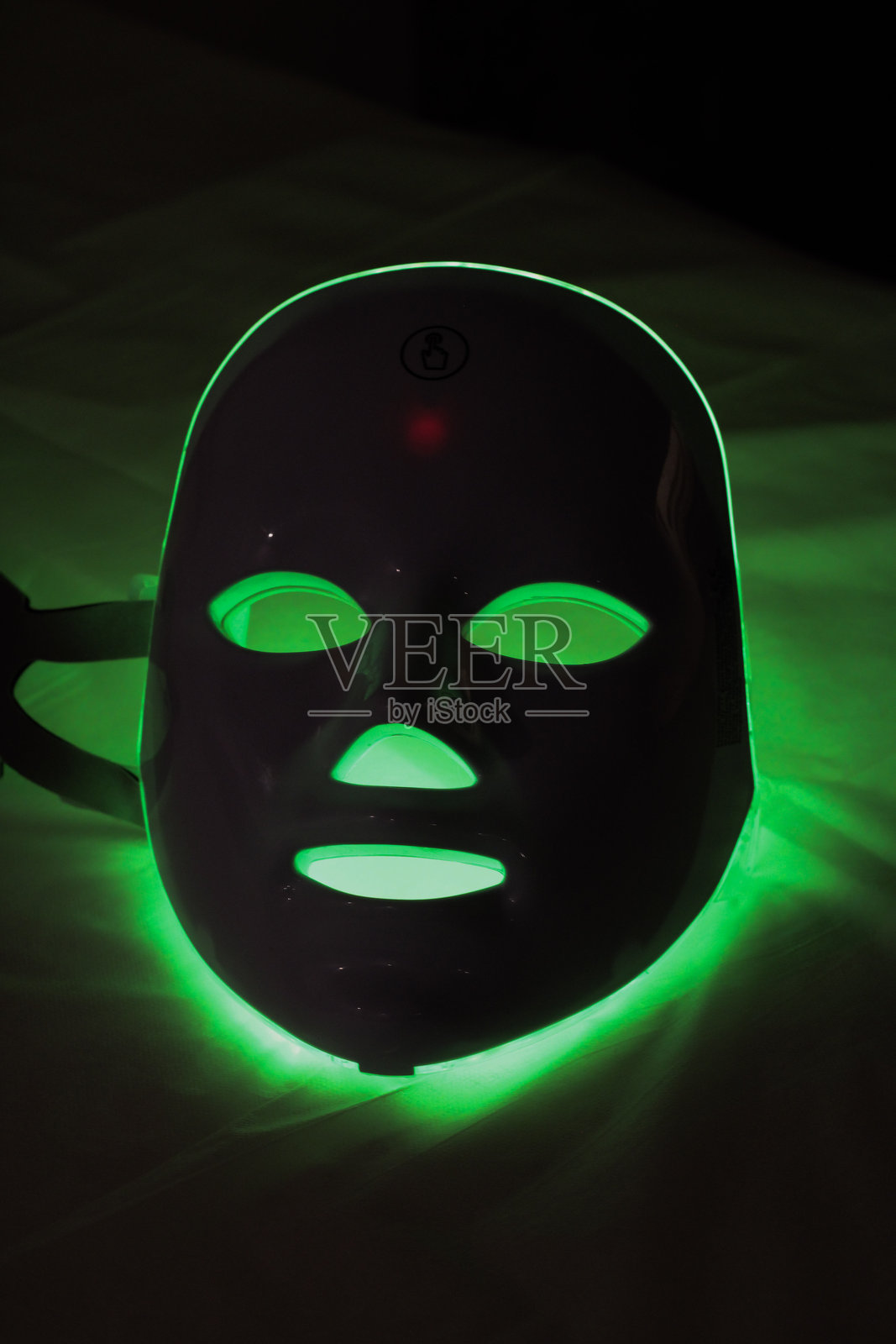 黄绿色LED光疗面膜,激活淋巴排毒和身体排毒照片摄影图片