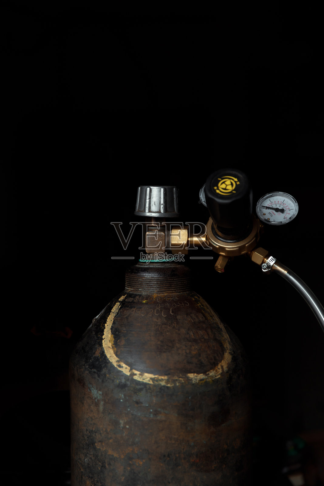 带黄铜调节器的黑色圆柱体照片摄影图片