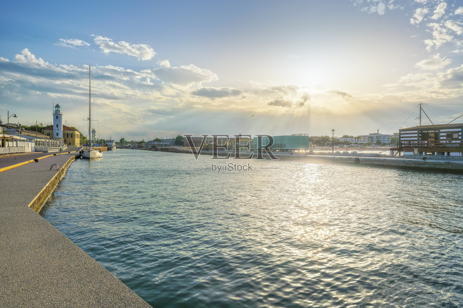 切塞纳蒂科港运河,有灯塔和渔民小屋,罗马涅照片摄影图片