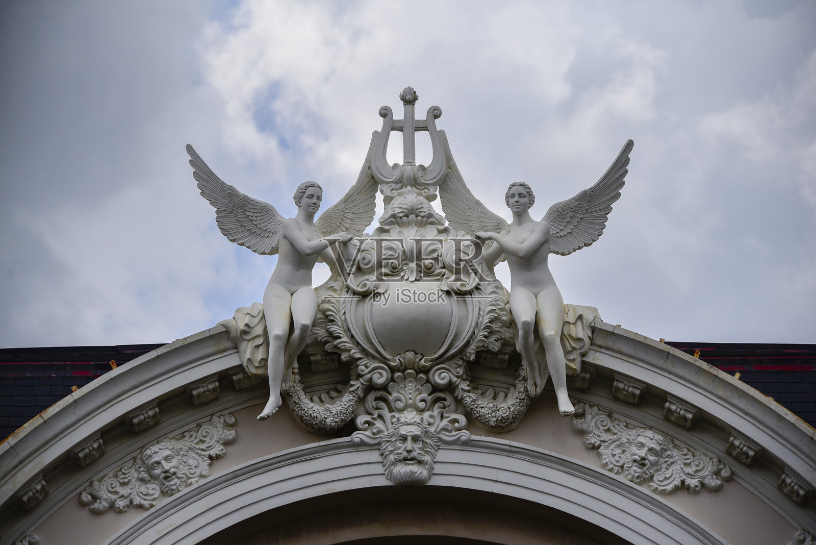 两名天使在建筑上举着十字架照片摄影图片