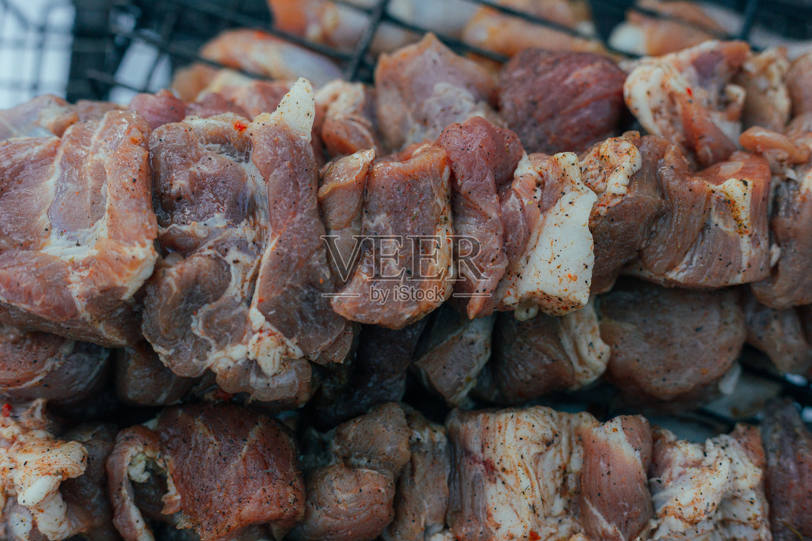 冬季后院盛宴准备,一家人在冬日后院聚会,享用温暖的烤肉串照片摄影图片