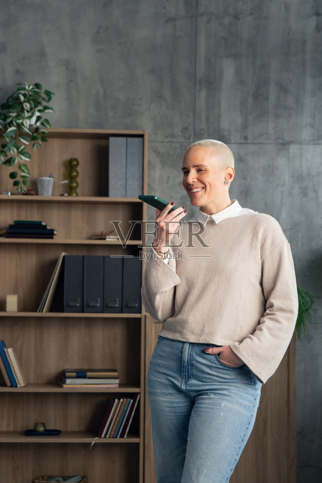 女子在办公室用智能手机录制语音消息照片摄影图片