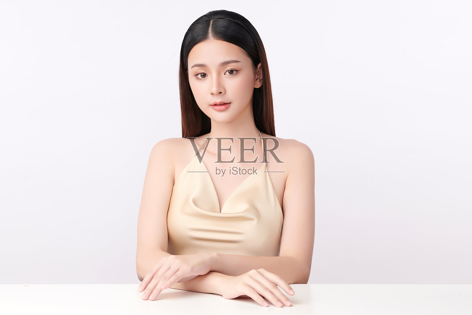 一位皮肤干净、清爽的年轻亚洲美女,背景为白色。护肤、面部护理、美容学、美妆和水疗。一位亚洲女性的优雅肖像。照片摄影图片