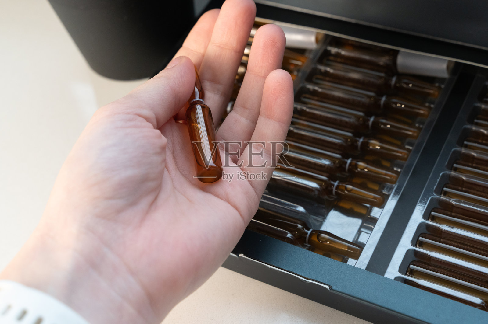 医疗技术人员在无菌环境中整理安瓿瓶照片摄影图片