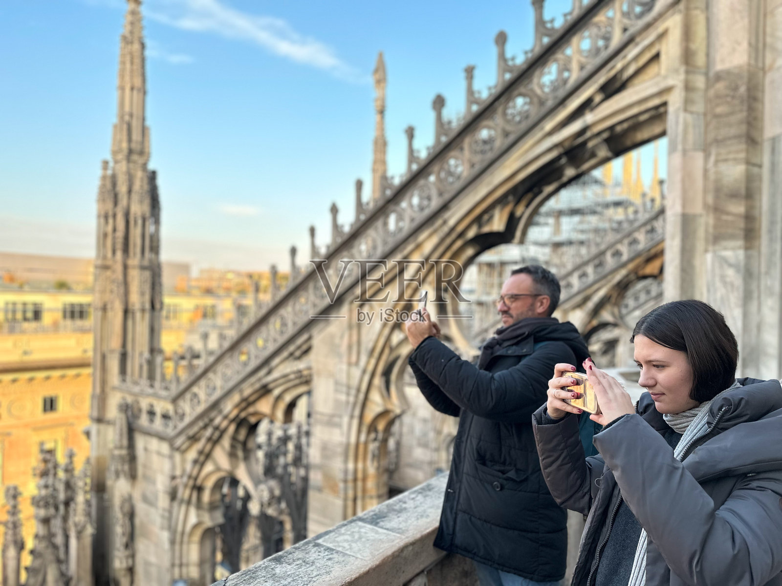 父女二人组在米兰大教堂露台上用智能手机拍照照片摄影图片