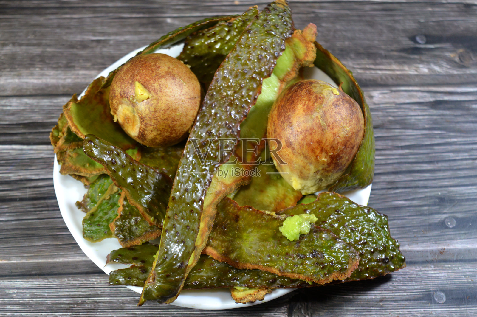 牛油果食用后的残渣、废料和种子,牛油果是一种营养丰富的水果照片摄影图片