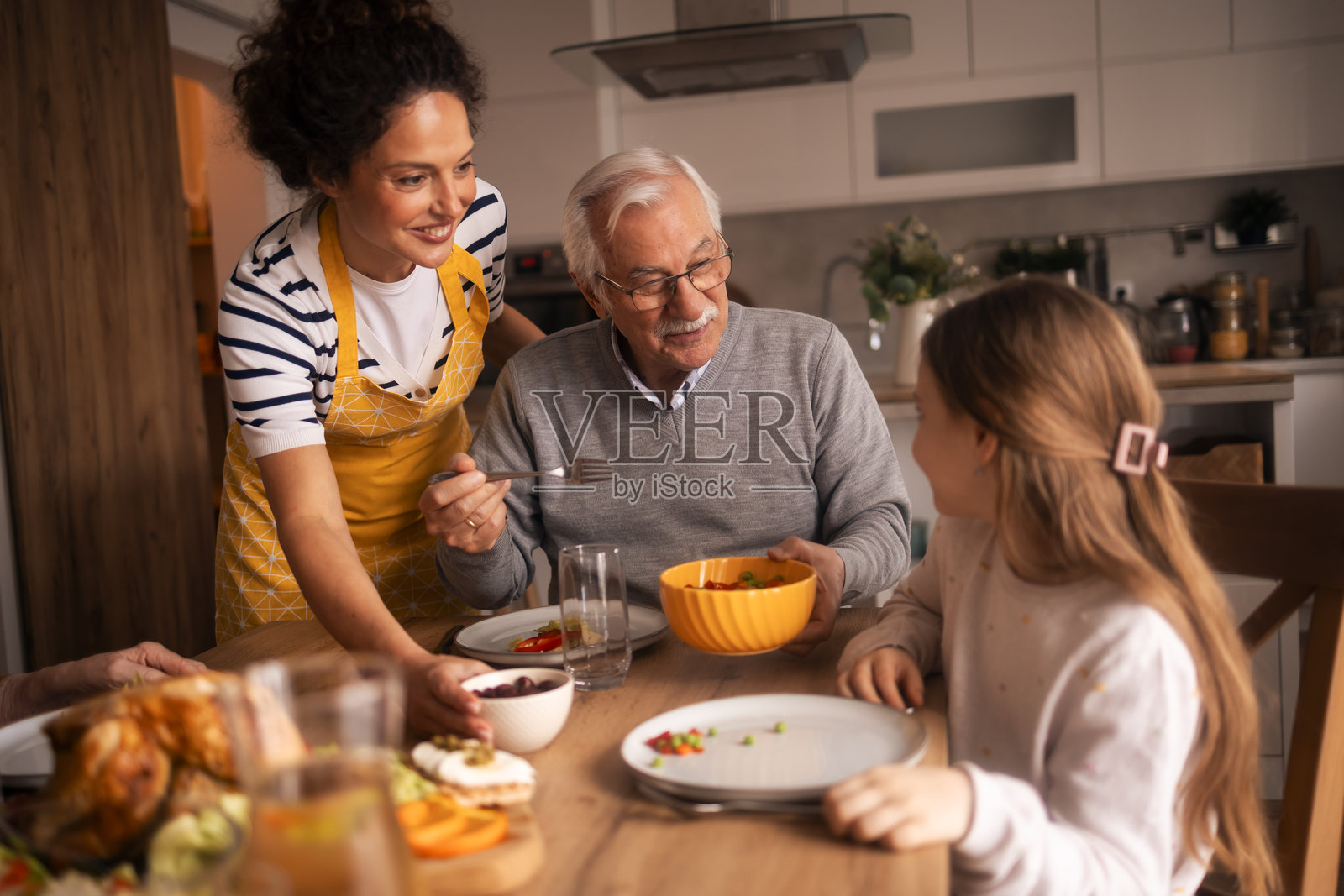 一家人一起享用家常午餐照片摄影图片