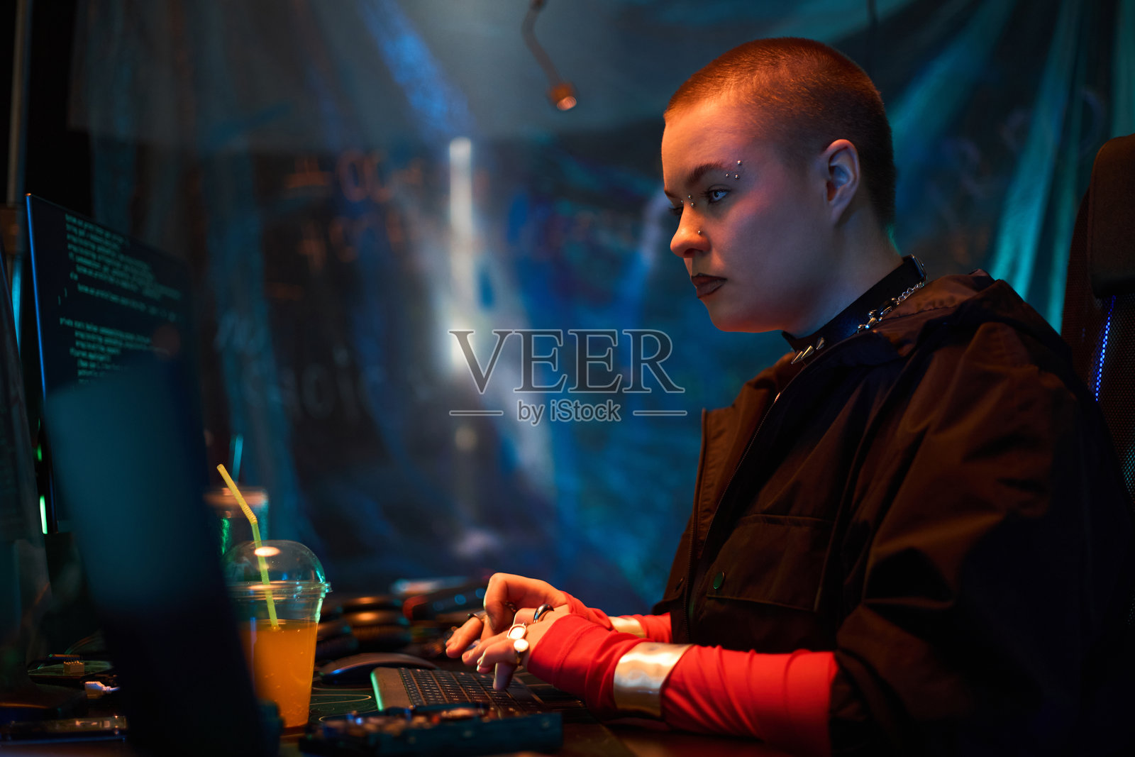 年轻白人女性在黑暗房间里破解电脑系统照片摄影图片