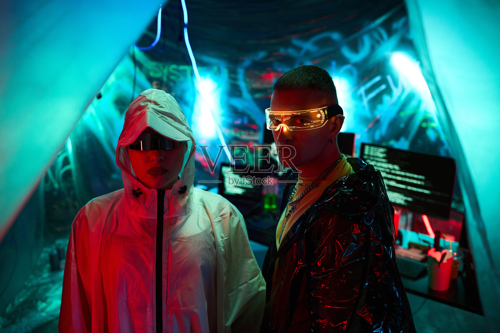 一群戴着未来感眼镜的年轻多民族黑客在室内操作电脑照片摄影图片