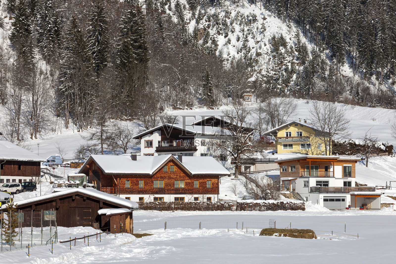 冬季山间小屋照片摄影图片