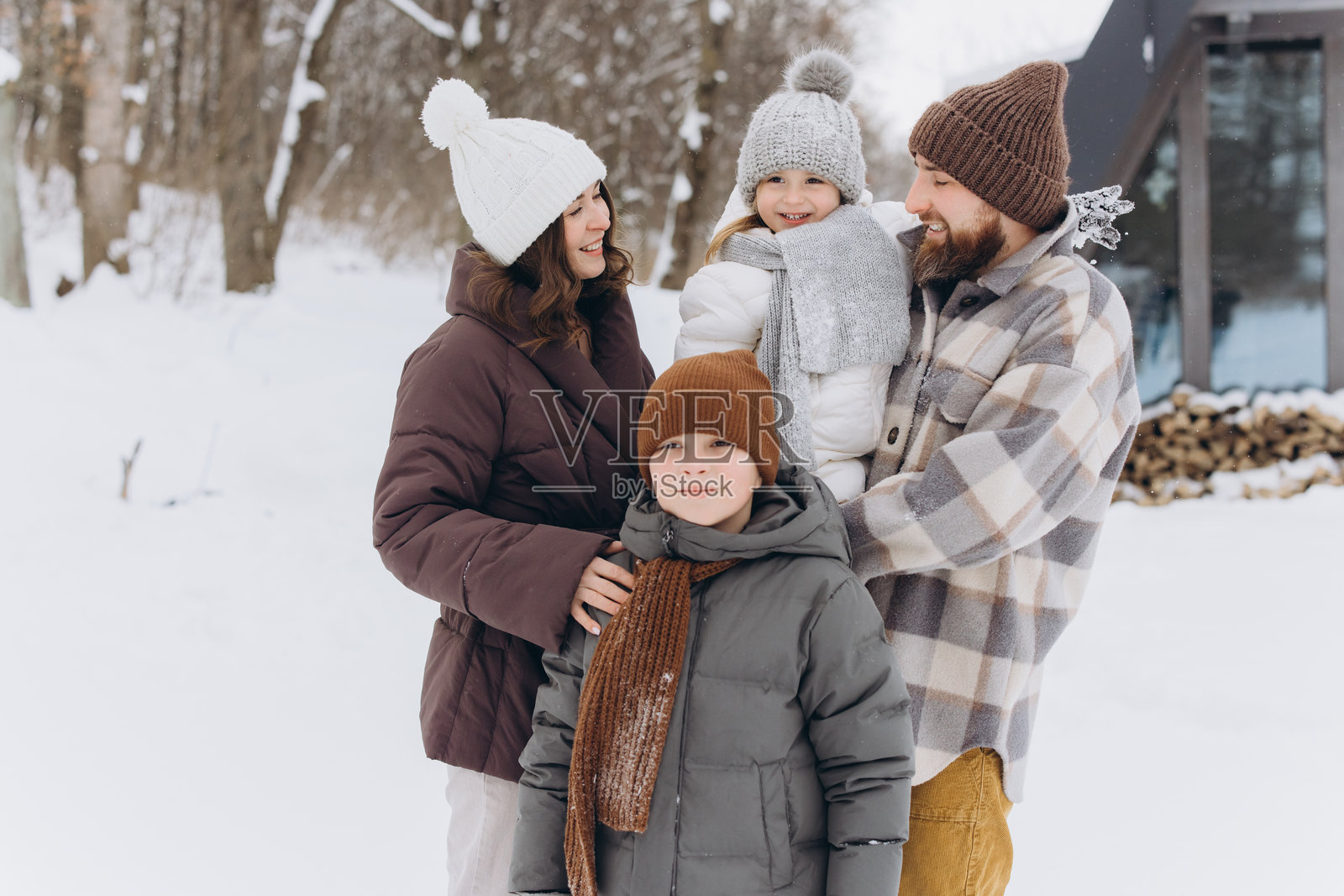 幸福的一家人在户外和孩子们一起享受冬日时光照片摄影图片