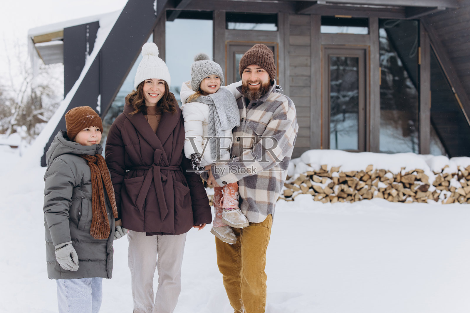 一家人在雪景中享受冬季假期照片摄影图片