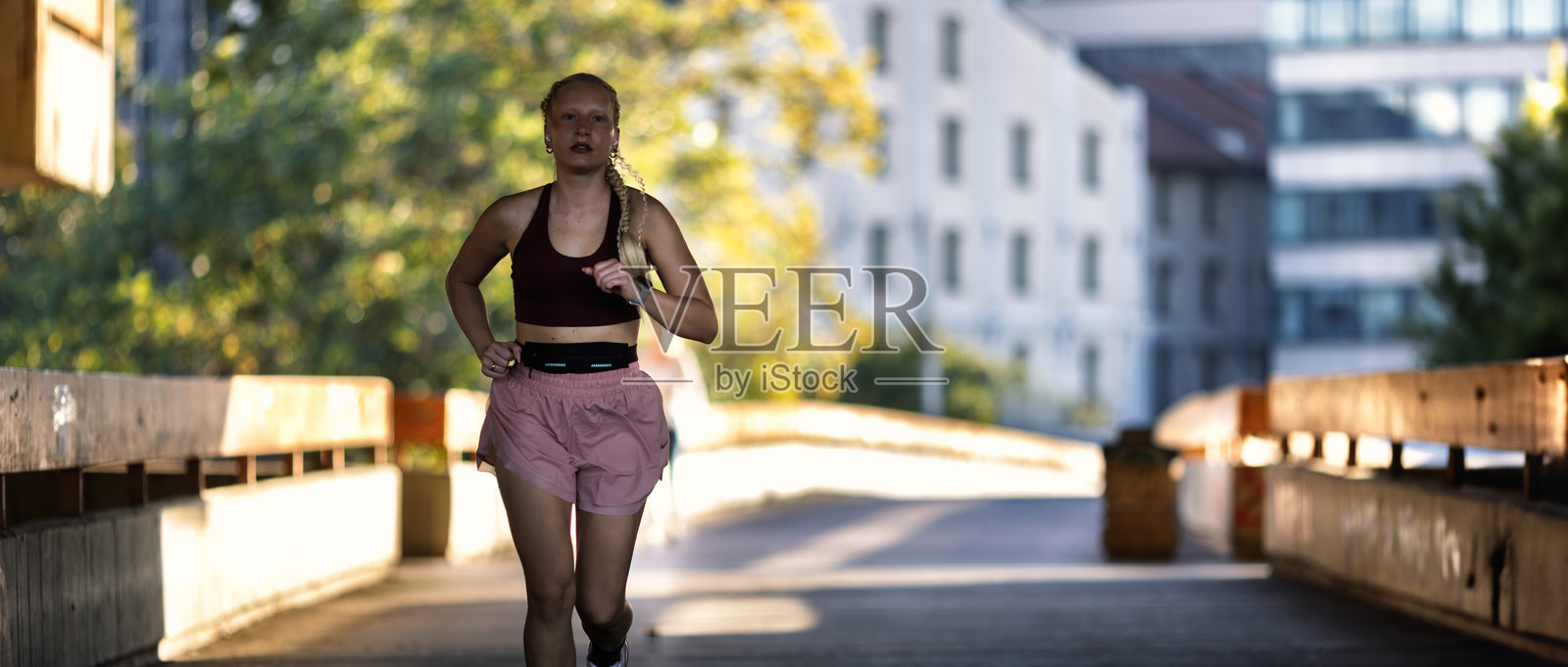 城市中的休闲跑步照片摄影图片