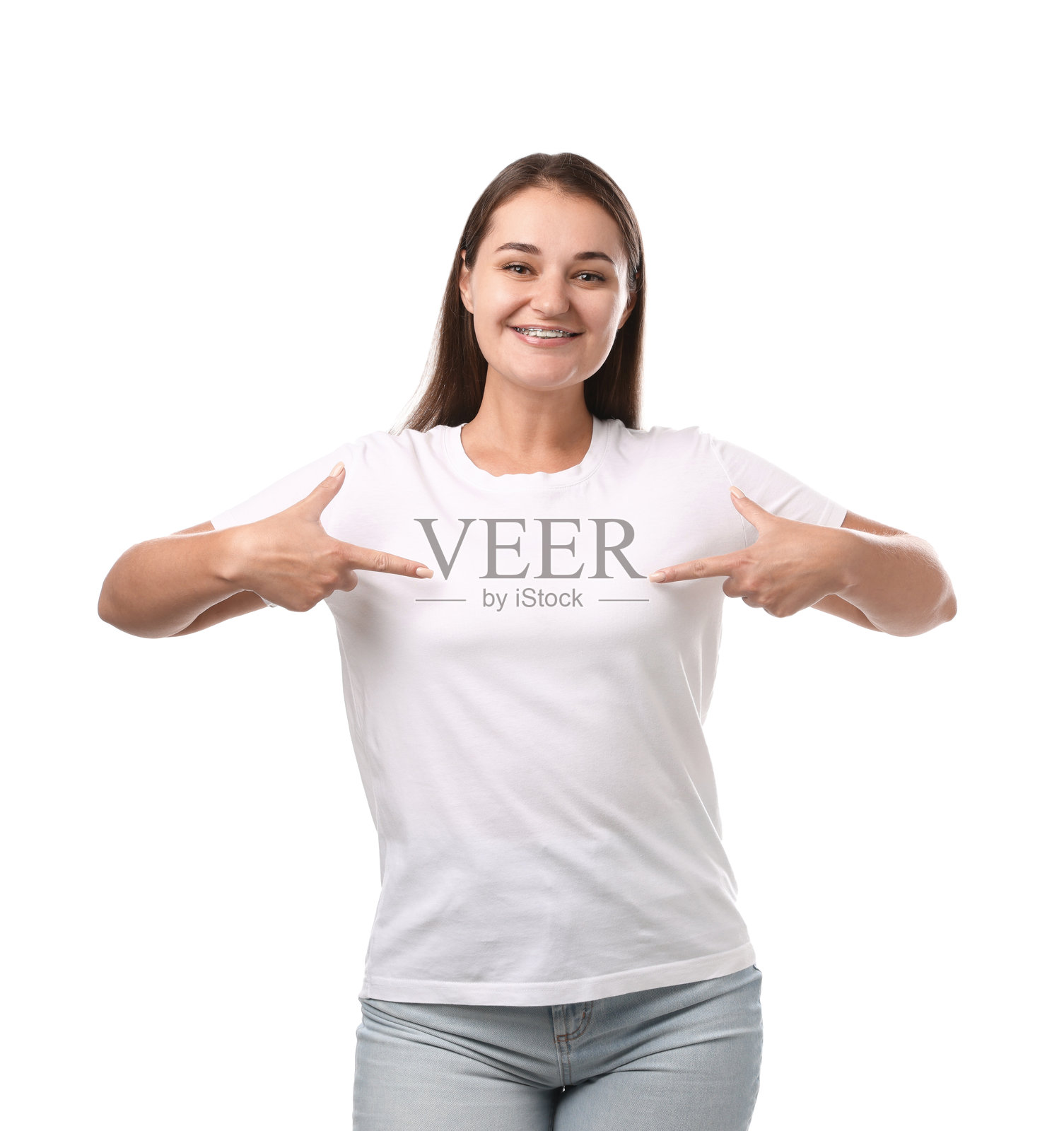 微笑的女性在白色背景上展示她时尚的T恤,适合设计素材展示照片摄影图片
