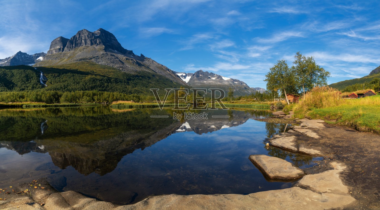 挪威中部摩尔-特罗姆斯郡因内达伦山谷的壮丽山脉和湖泊全景照片摄影图片