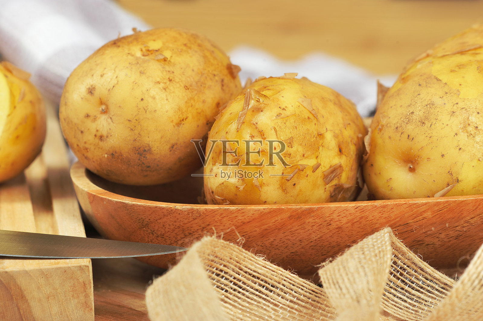 木板上的嫩土豆照片摄影图片