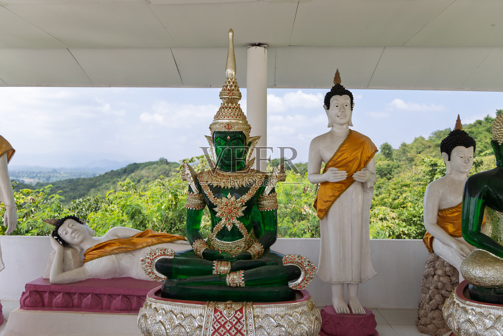 泰国考艾的佛像,绿色、金色和白色的佛像,寺庙景观照片摄影图片