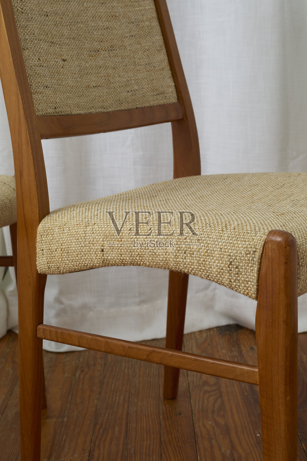 复古的布艺餐椅,带有粗羊毛饰面照片摄影图片
