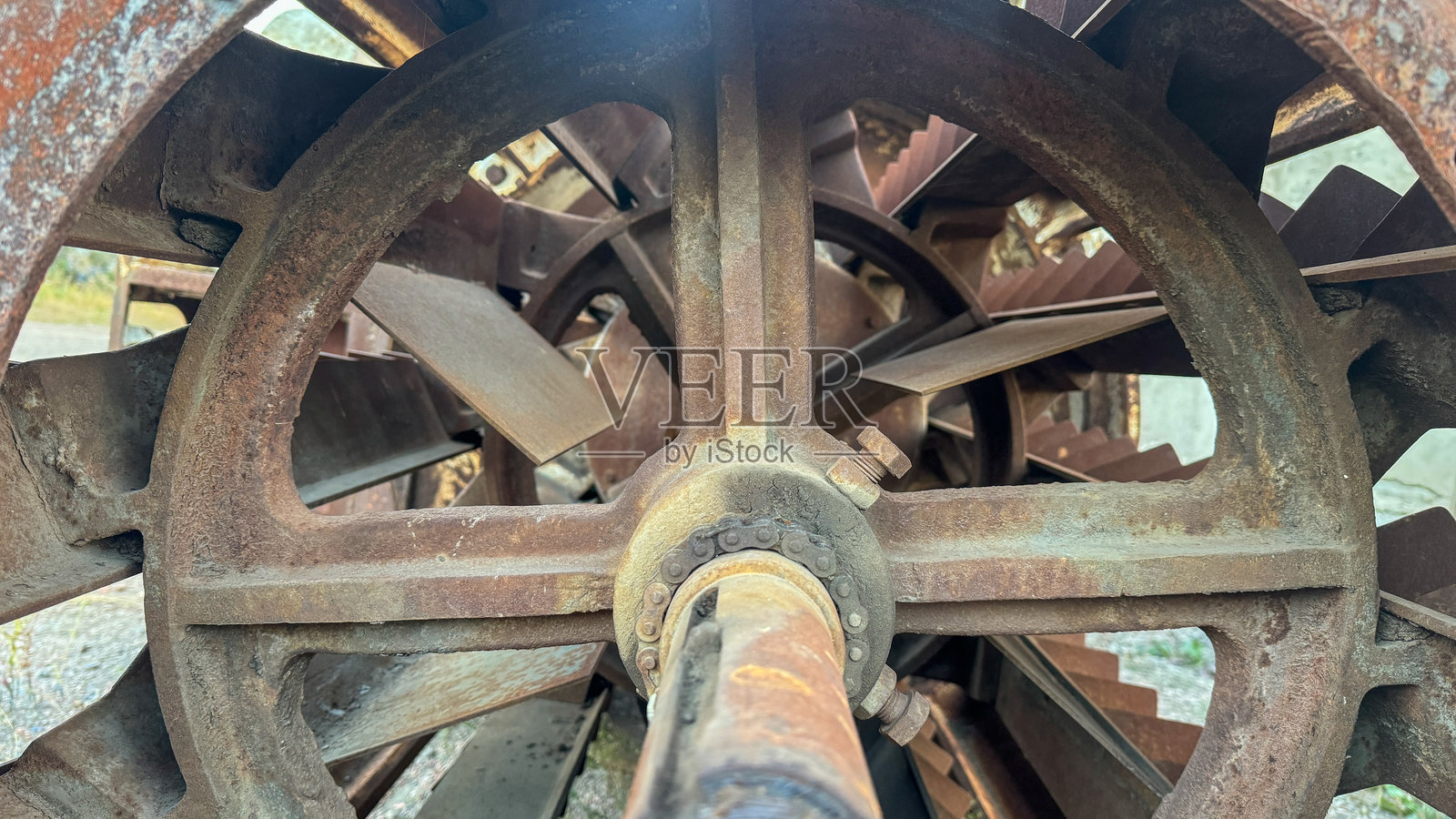 带有桨叶和链条传动的重工业生锈金属机械照片摄影图片