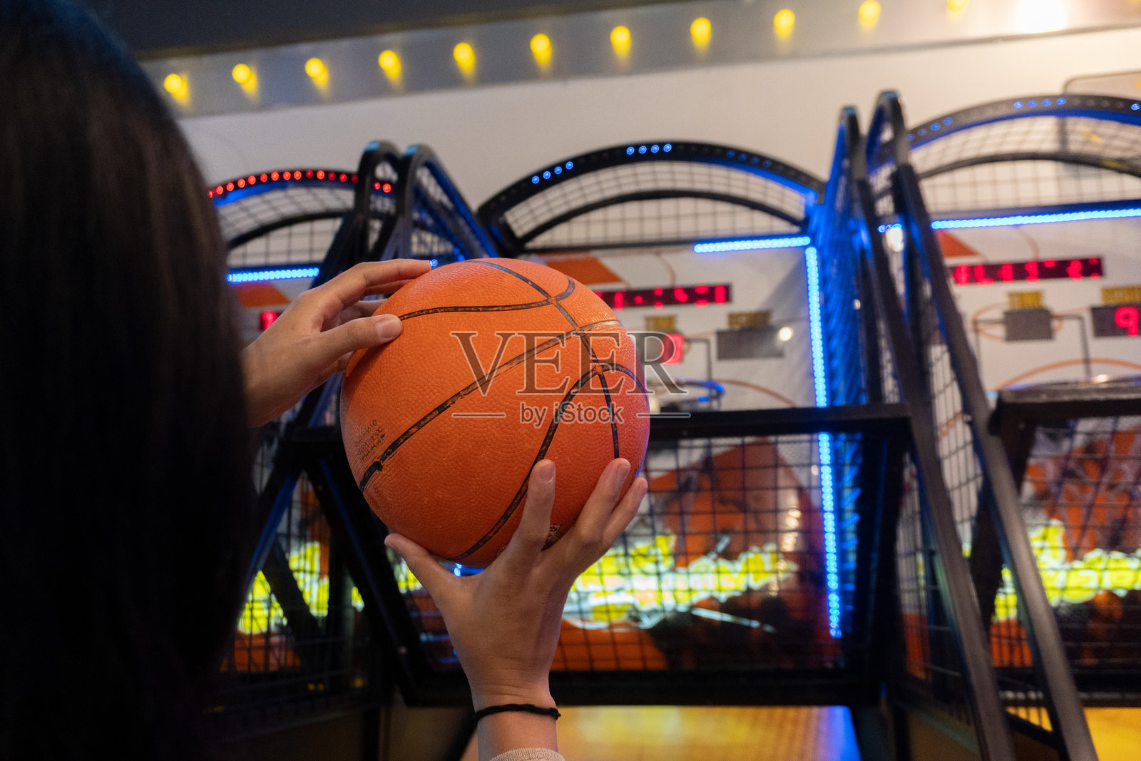 游戏高手女孩准备投篮,充满活力与乐趣的游戏时光。照片摄影图片