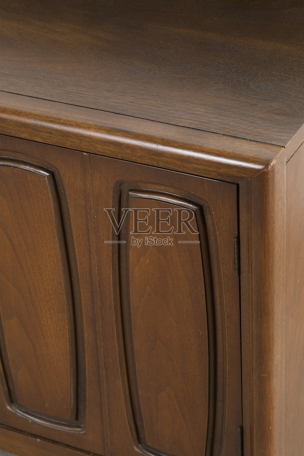 复古胡桃木梳妆台,带有雕刻实木细节照片摄影图片