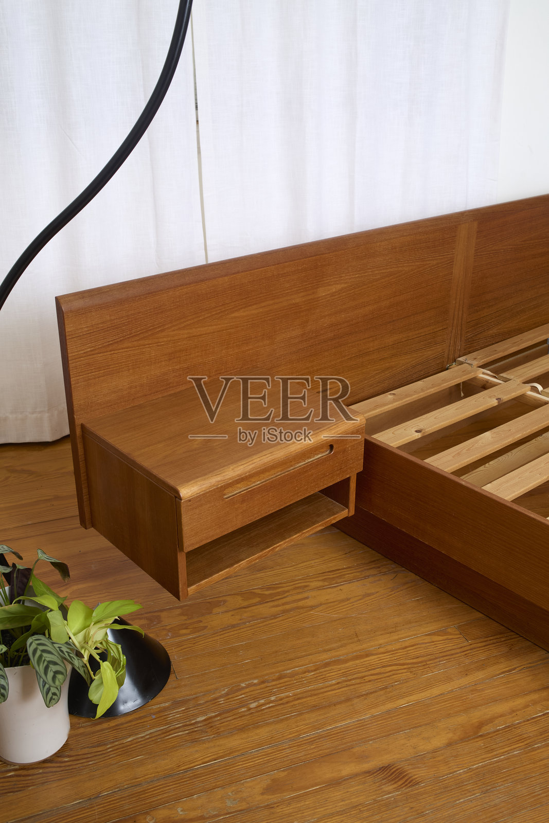 复古国王尺寸床架配床头柜照片摄影图片