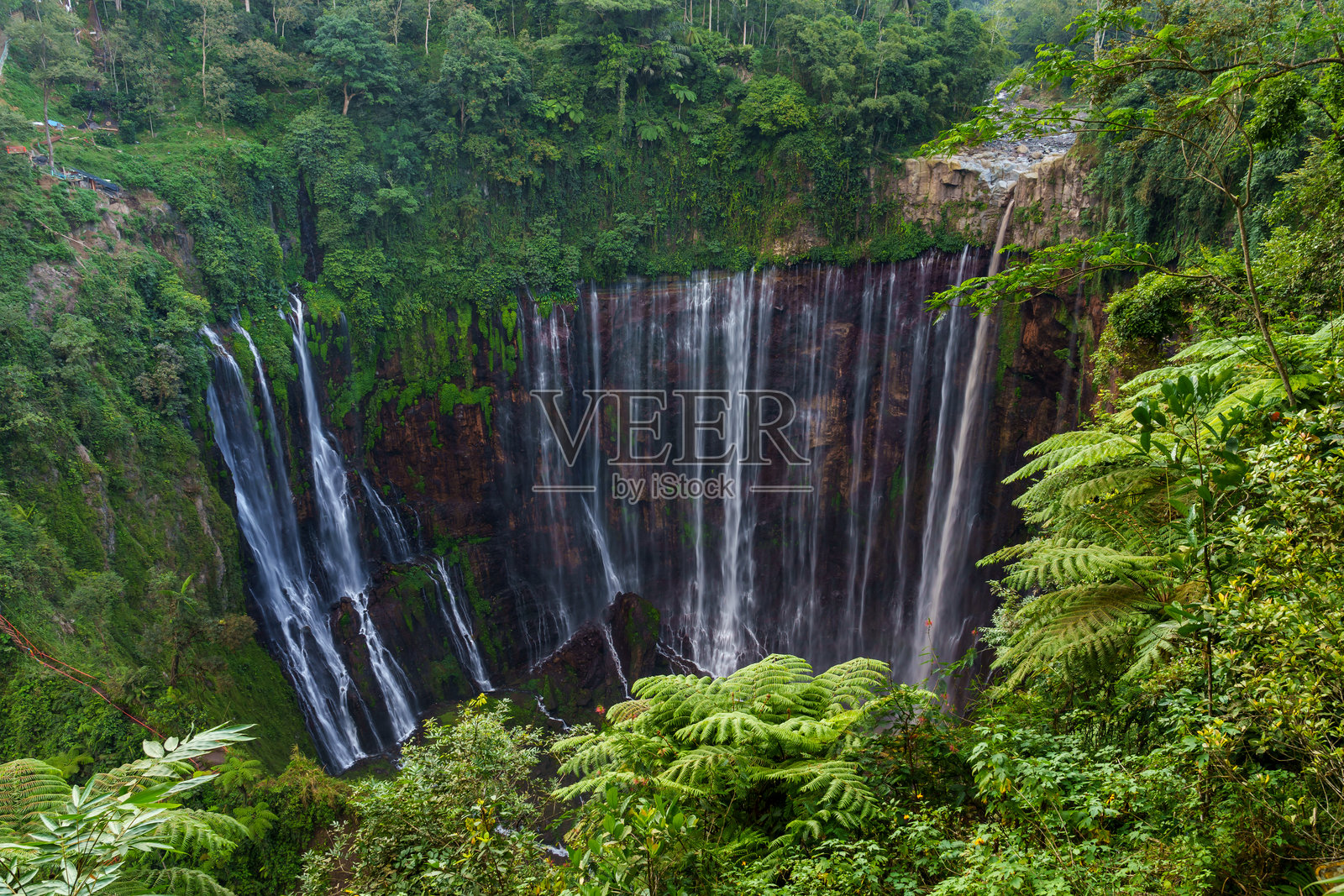 爪哇岛的通帕克塞武瀑布照片摄影图片
