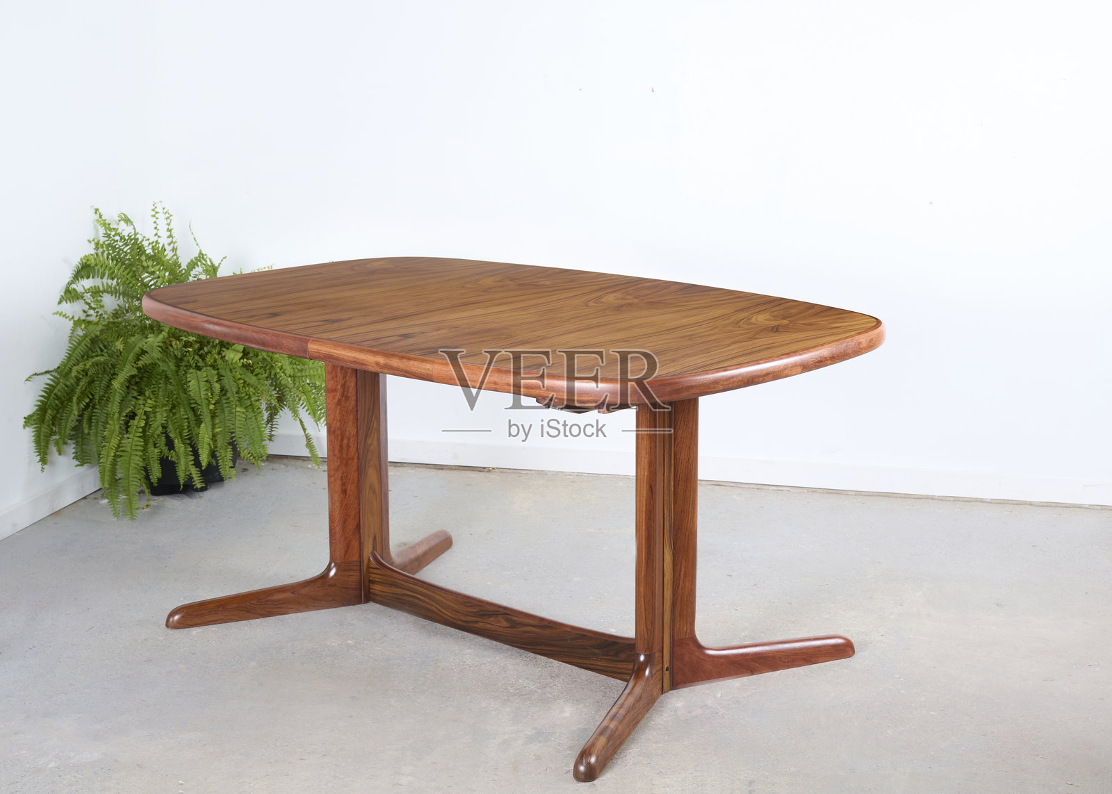 柚木材质的豪华伸缩餐桌照片摄影图片