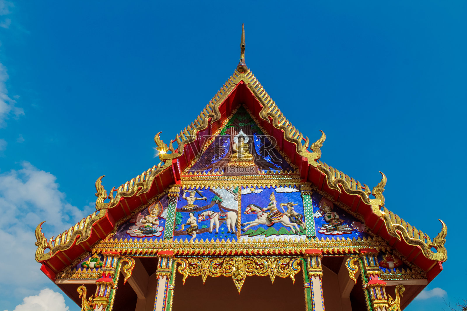 泰国寺庙建筑,拥有华丽的屋顶线条、装饰细节和传统建筑风格照片摄影图片