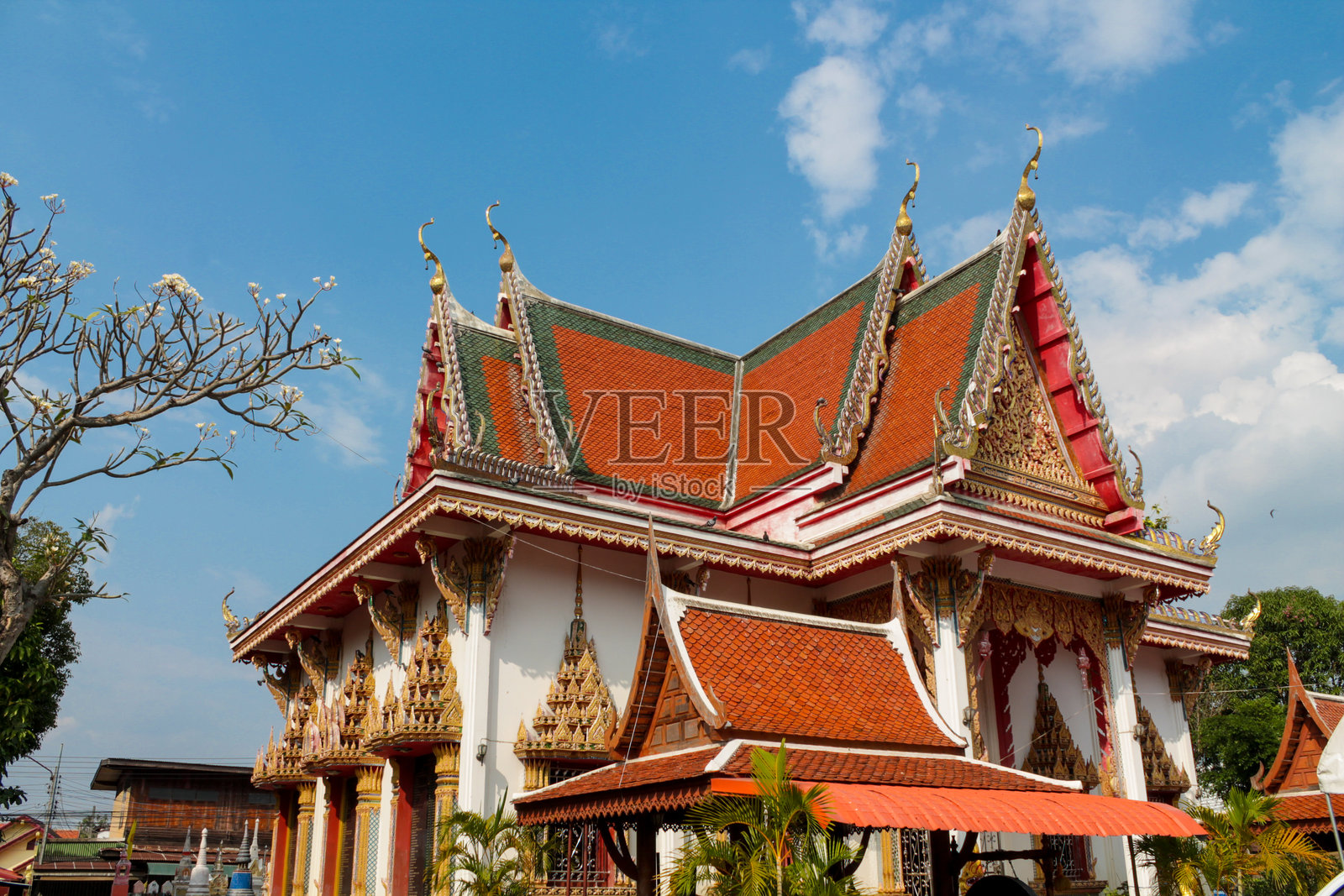 泰国寺庙建筑,拥有华丽的屋顶线条、装饰细节和传统建筑风格照片摄影图片