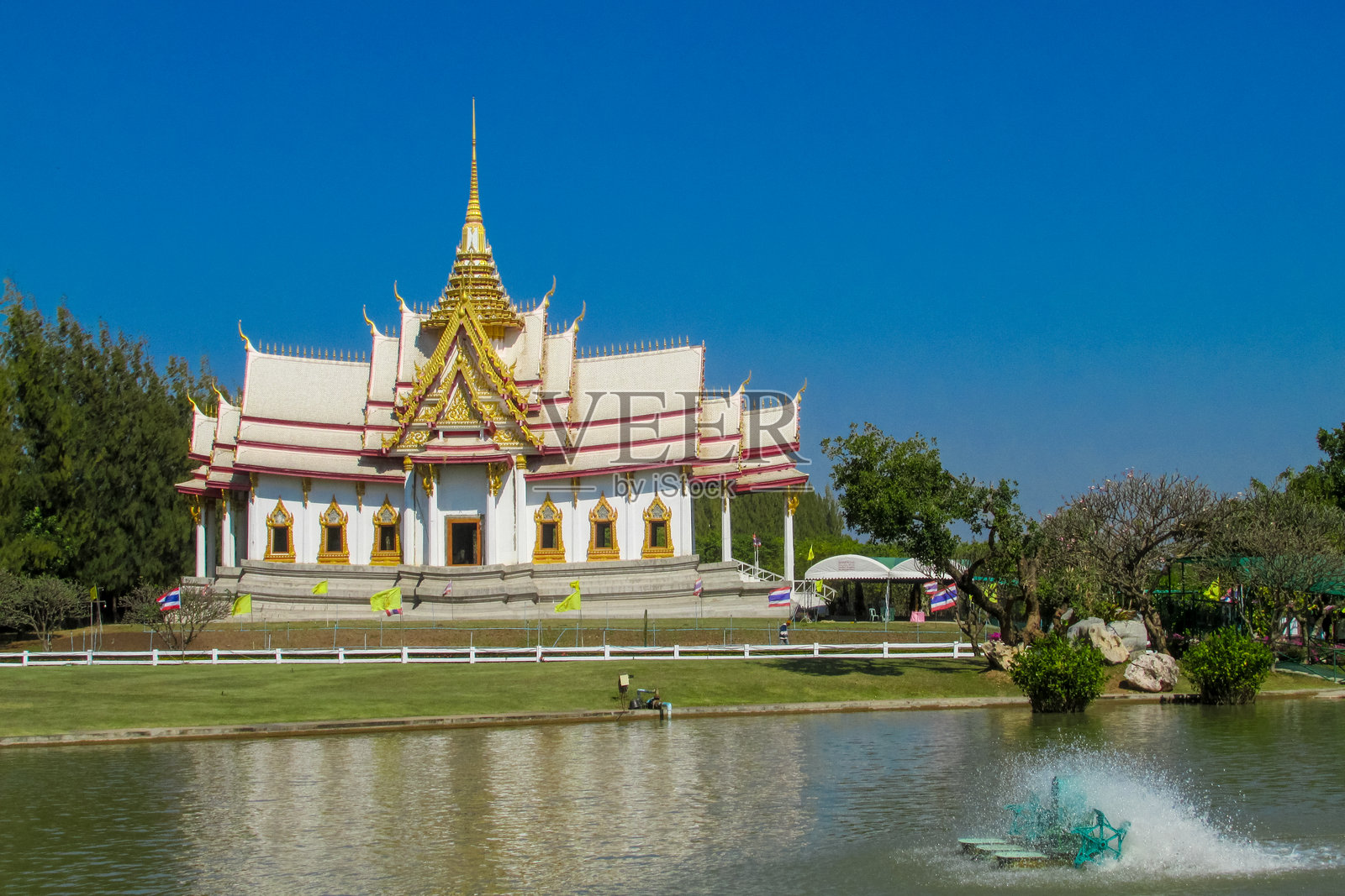 泰国寺庙建筑,拥有华丽的屋顶线条、装饰细节和传统建筑风格照片摄影图片