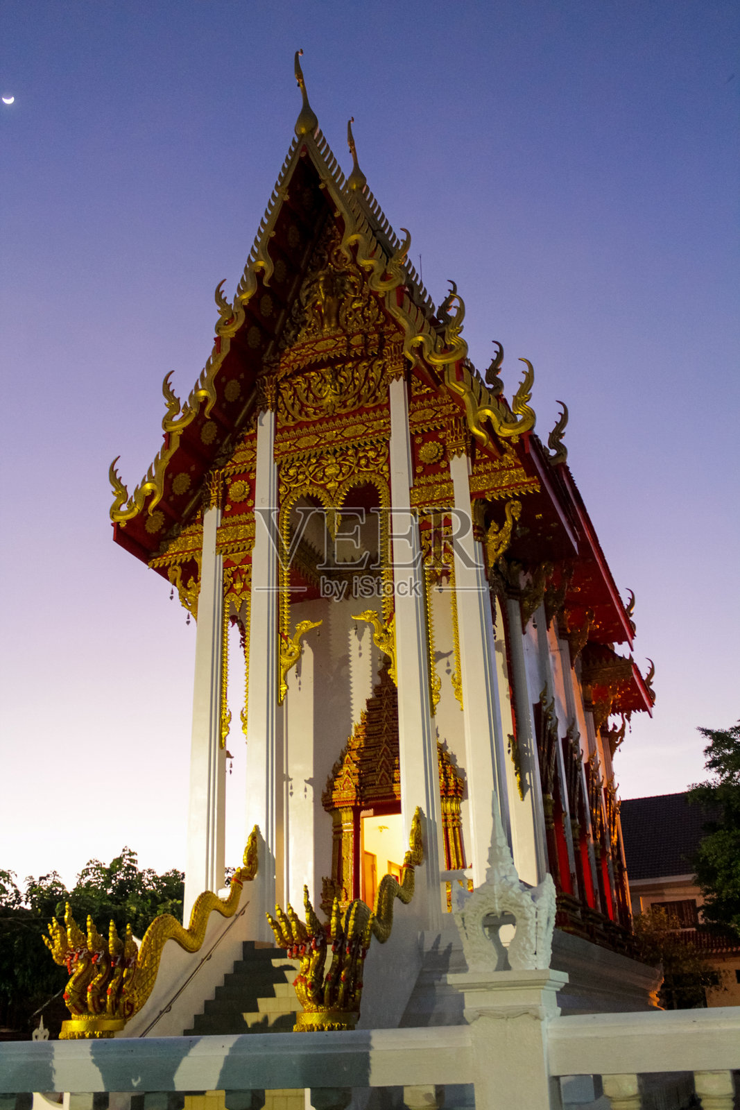 泰国寺庙建筑,拥有华丽的屋顶线条、装饰细节和传统建筑风格照片摄影图片