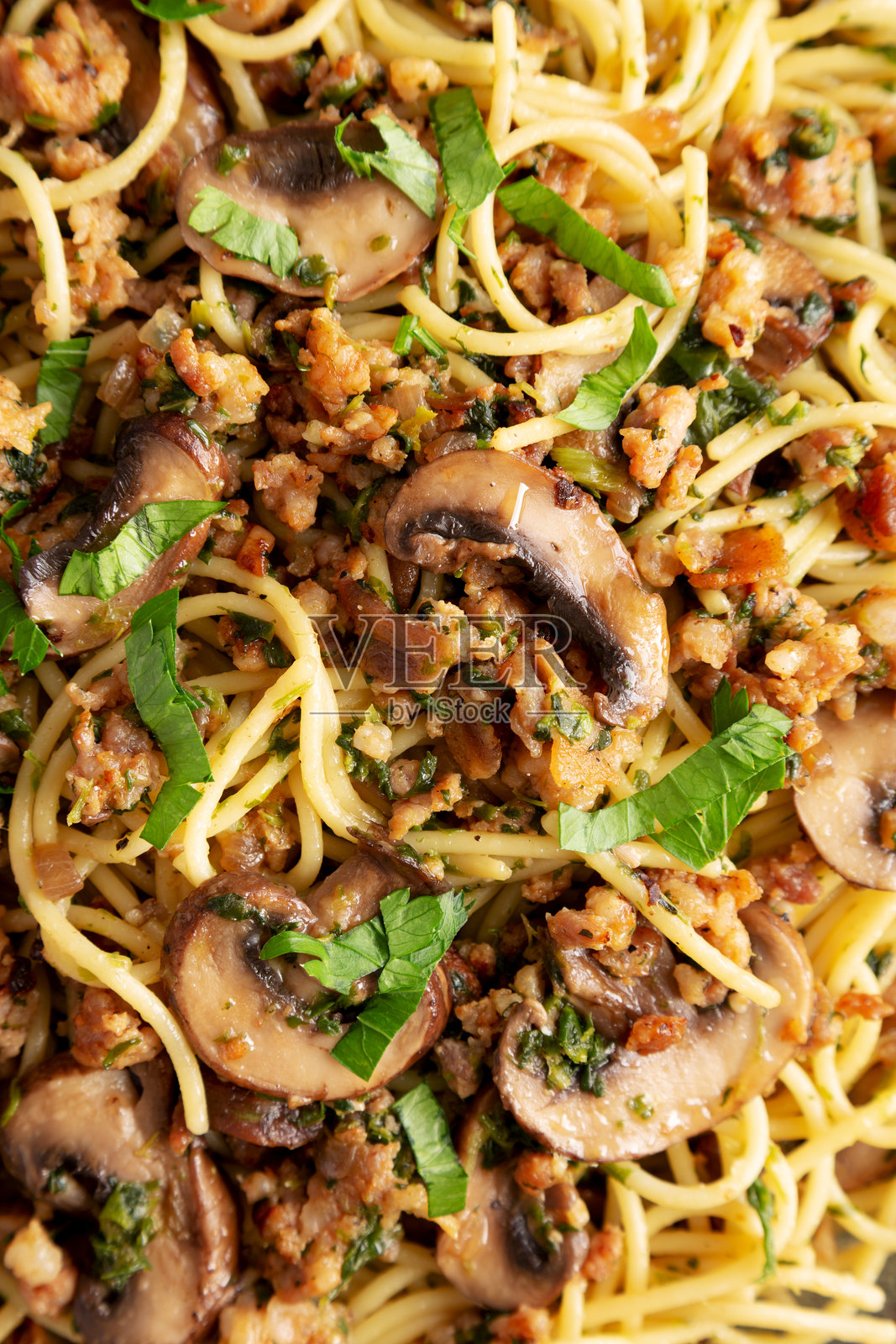 自制香肠菠菜蘑菇意面,俯视角度,平铺,特写。照片摄影图片