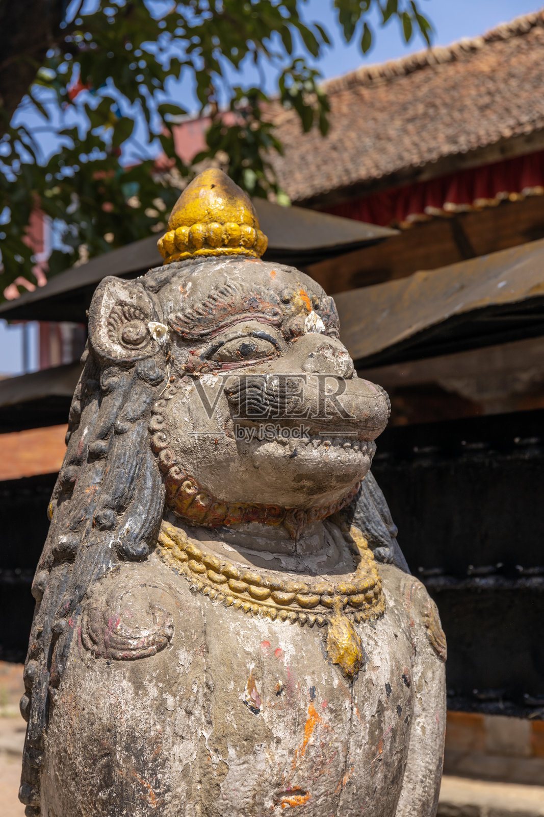 尼泊尔加德满都附近的巴克塔普尔寺庙和雕像,拥有历史悠久的石砌建筑、雕刻人物和传统宗教图案照片摄影图片