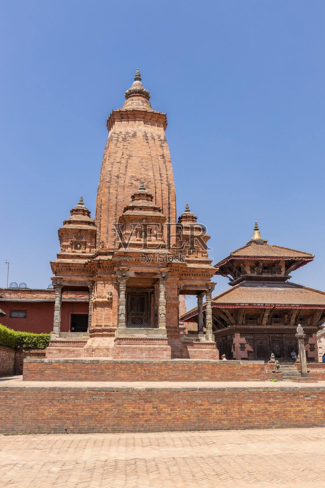 尼泊尔加德满都附近的巴克塔普尔寺庙和雕像,拥有历史悠久的石头建筑、雕刻人物和传统宗教图案照片摄影图片