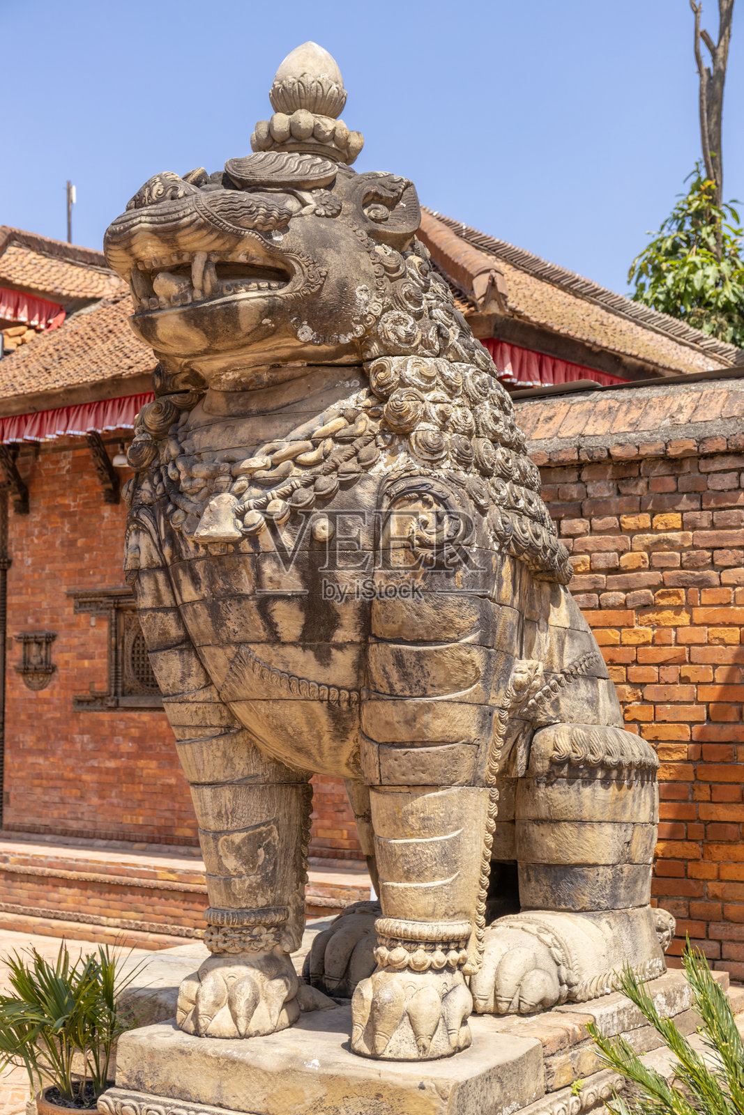 尼泊尔加德满都附近的巴克塔普尔寺庙和雕像,具有历史悠久的石雕建筑、雕刻人物和传统宗教图案。照片摄影图片