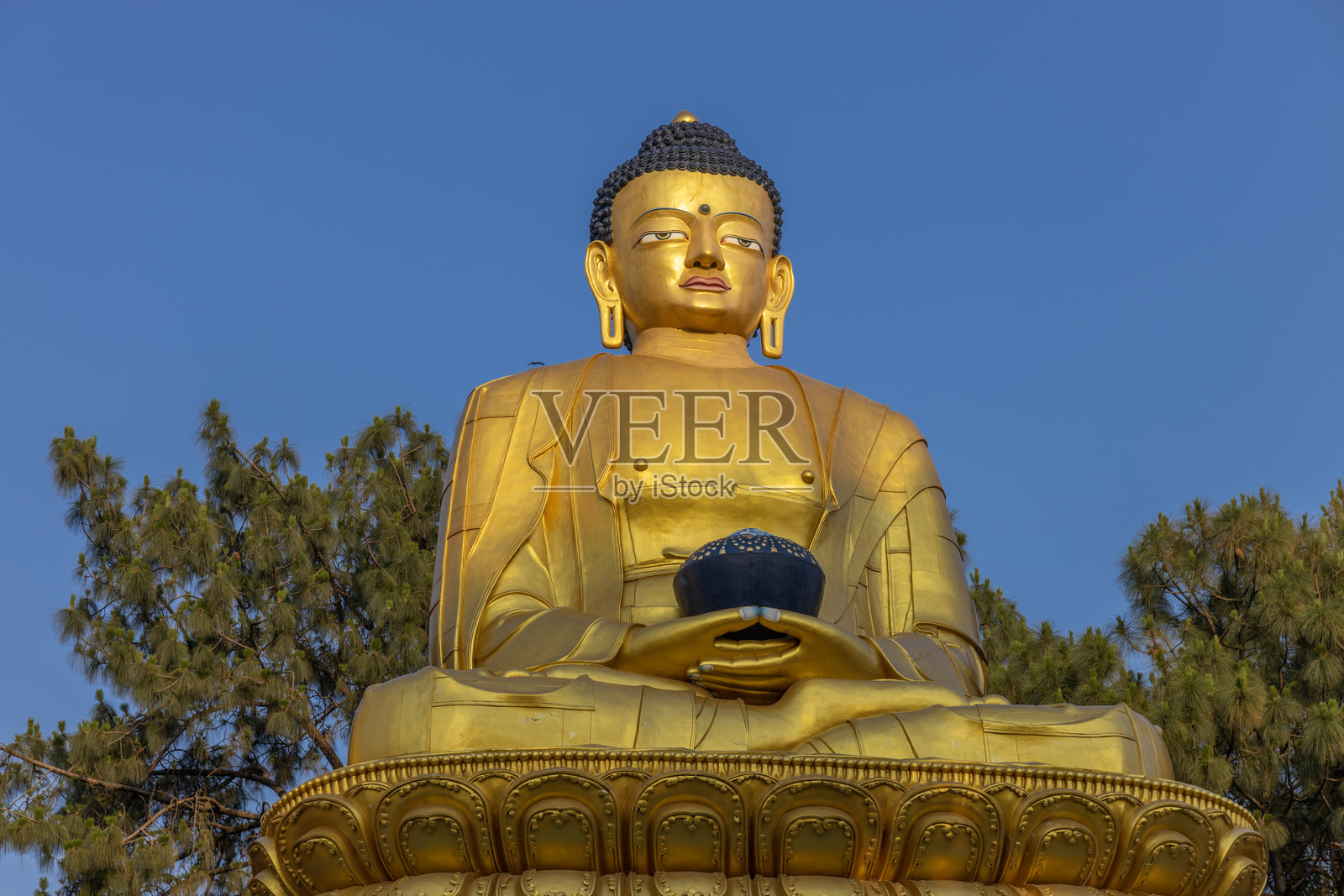 尼泊尔加德满都附近的巴克塔普尔寺庙和雕像,拥有历史悠久的石头建筑、雕刻人物和传统宗教图案照片摄影图片